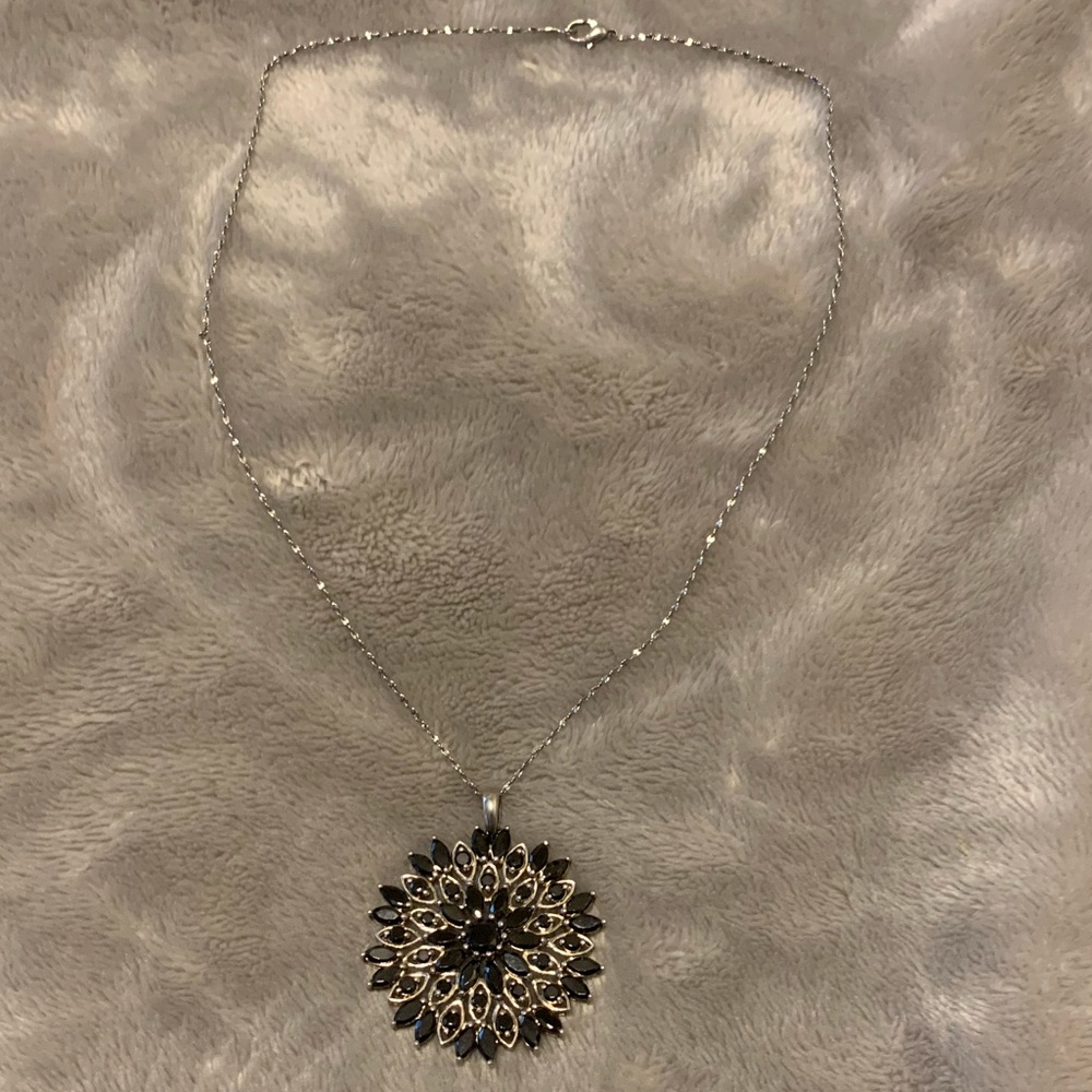 Flower pendant necklace